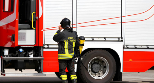 Incendio a Milano, due anziani morti nel palazzo di Cimiano